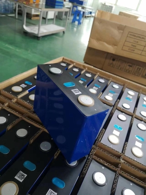 Ursprüngliche Fabrikklasse A 3.2V 102Ah wiederaufladbare prismatische Zelle LiFePO4 für Solarenergie EVorage E Lithium batt