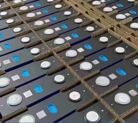 Ursprüngliche Fabrikklasse A 3.2V 102Ah wiederaufladbare prismatische Zelle LiFePO4 für Solarenergie EVorage E Lithium batt